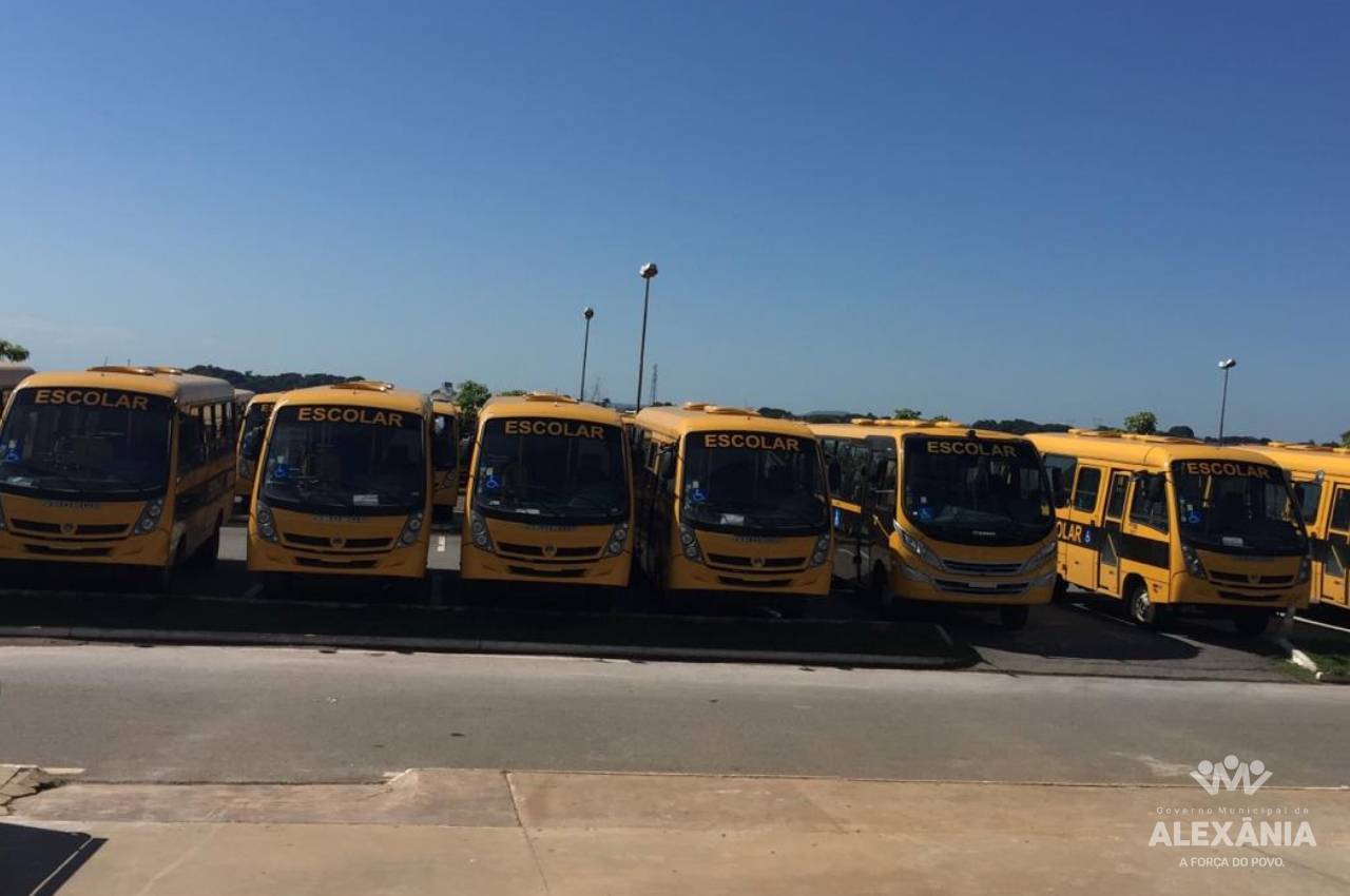 Educação de Alexânia tem dois ônibus novinhos para transporte escolar