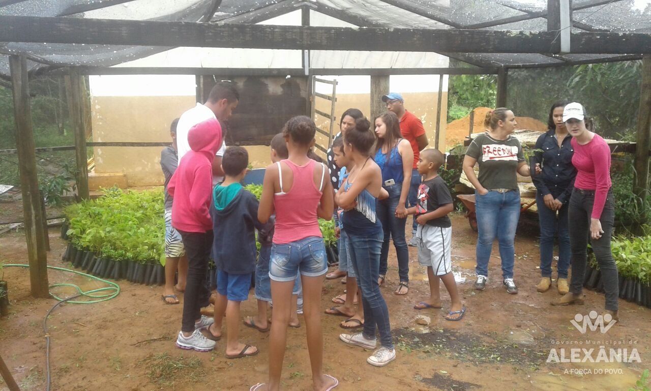 Beneficiários do CRAS visitam Escola Agrícola 