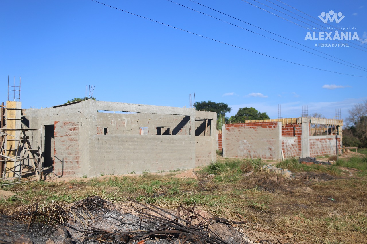 Creche no distrito de Olhos d'Água começa ganhar forma