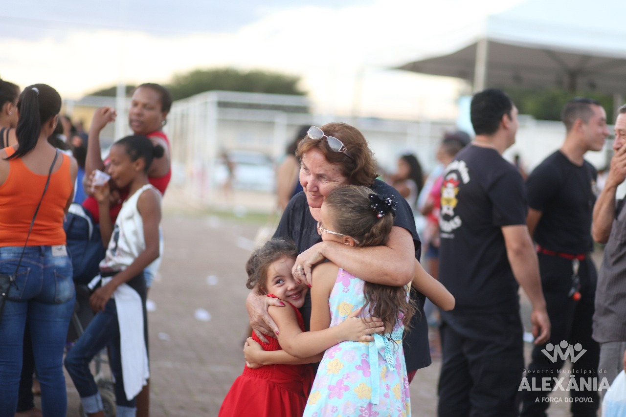 Comemoração do Dia das Mães na Praça da Juventude