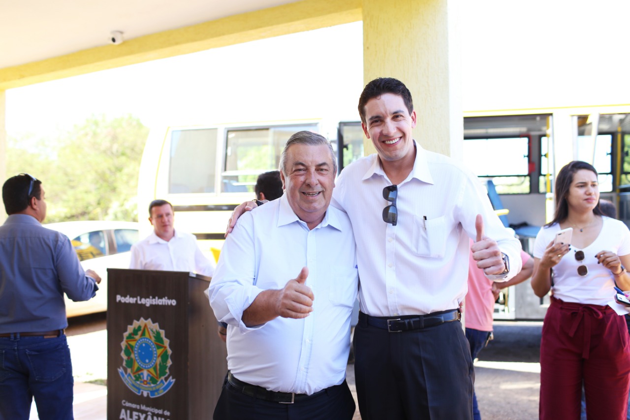 Alexânia recebe mais um ônibus para transporte dos alunos da rede pública