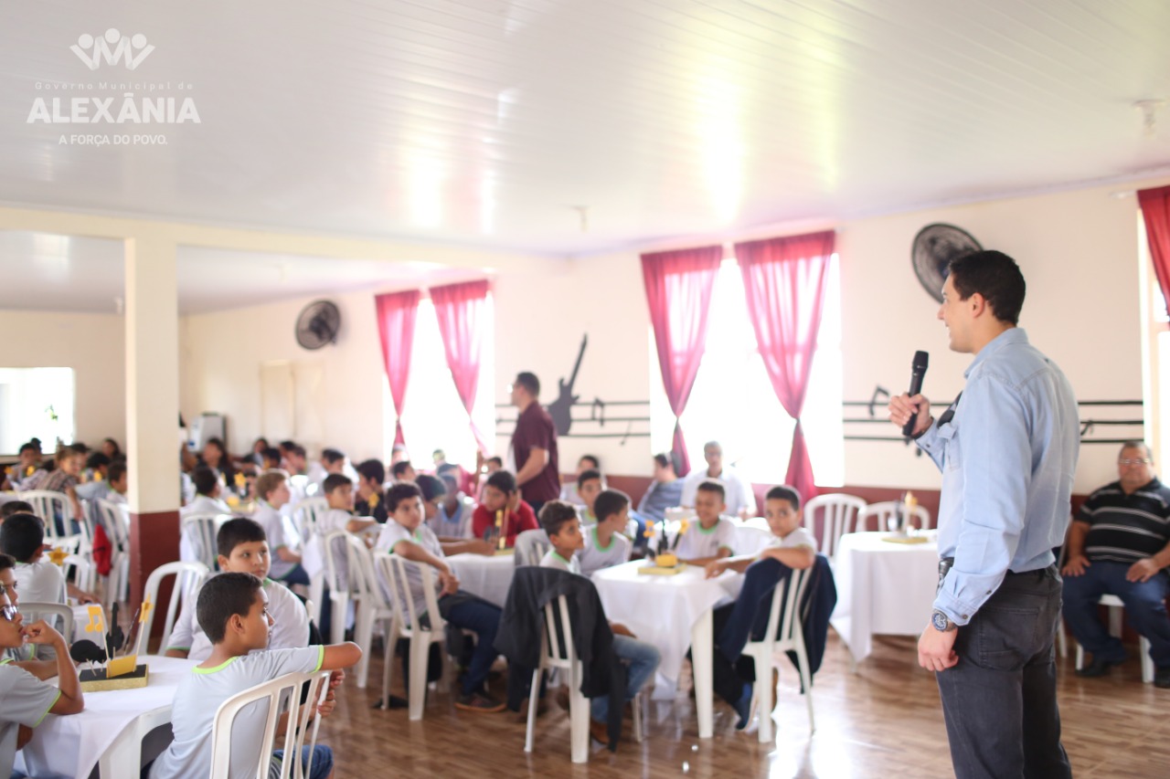 Chá Literário anima a Escola Municipal Agrícola