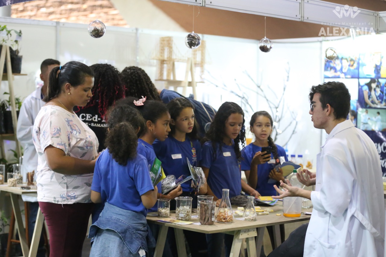 Escolas municipais visitaram hoje a exposição da Semana Nacional da Ciência e Tecnologia