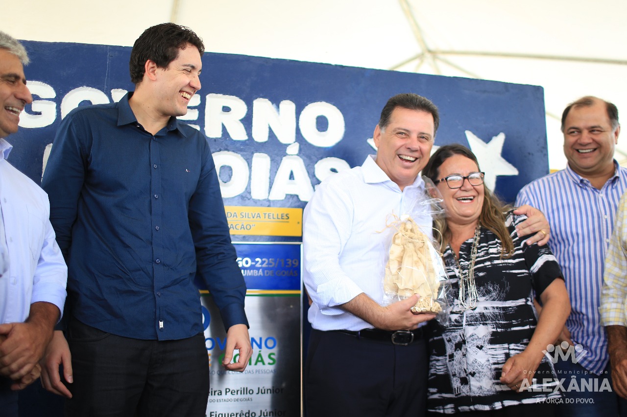 Fatinha presenteia governador com sua arte