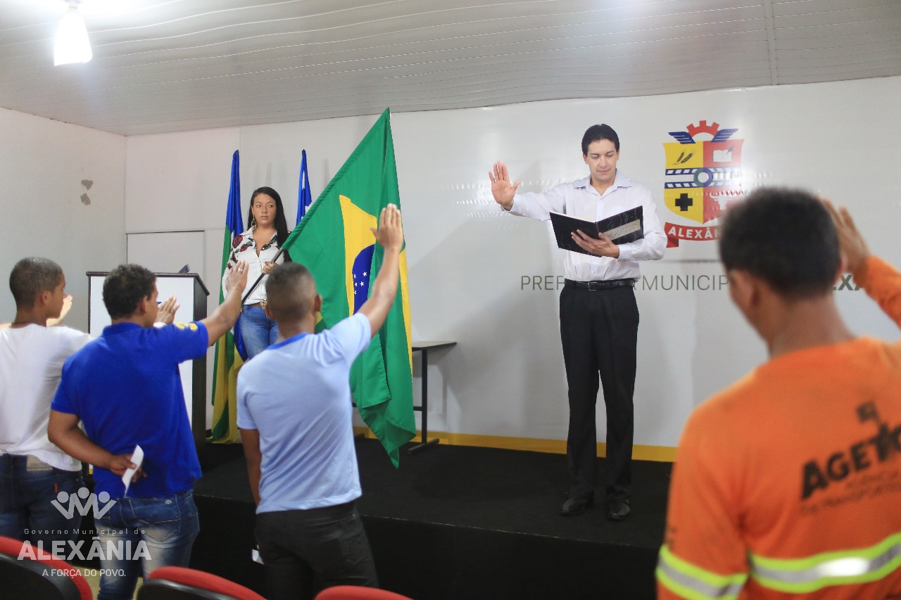 Jovens dispensados do trabalho militar fazem juramento à bandeira