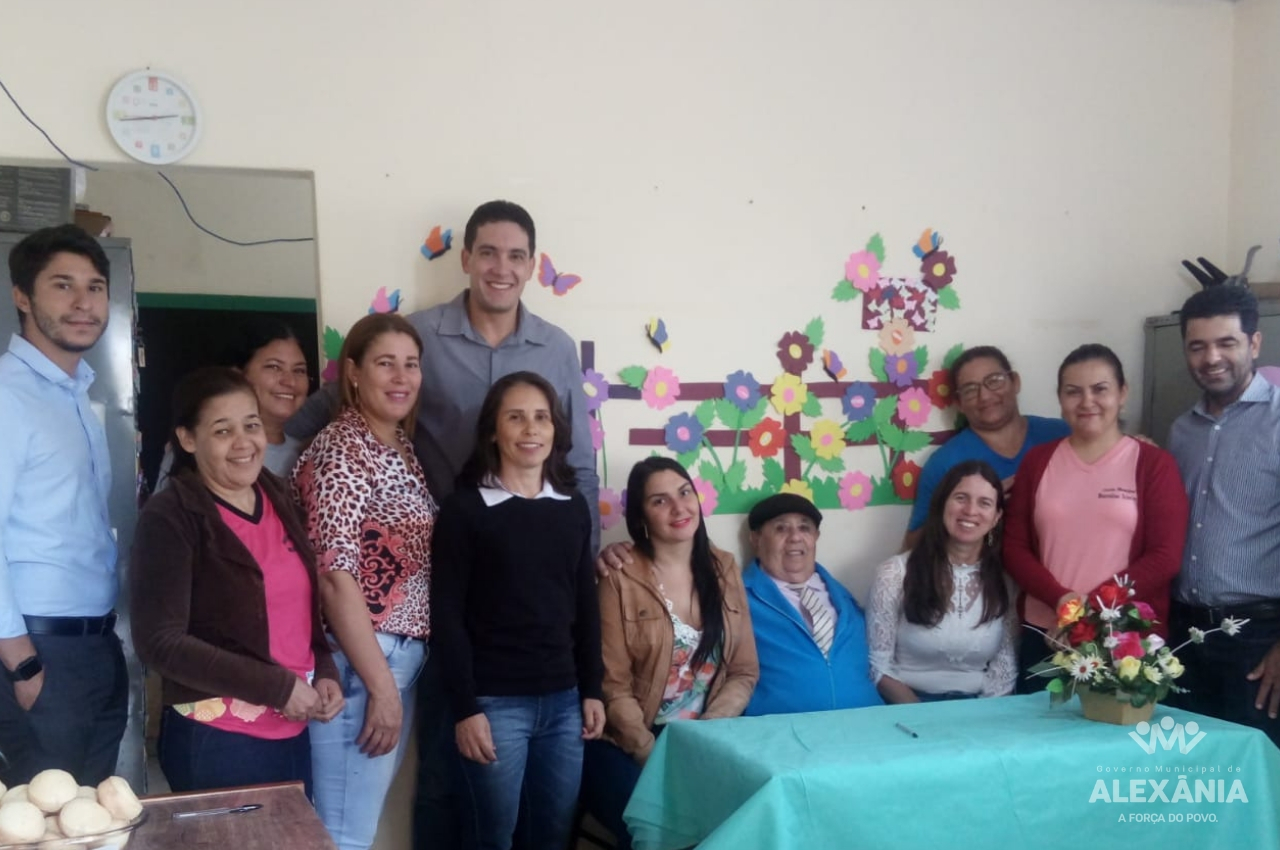 Senhor Joventino lança livro em escola municipal