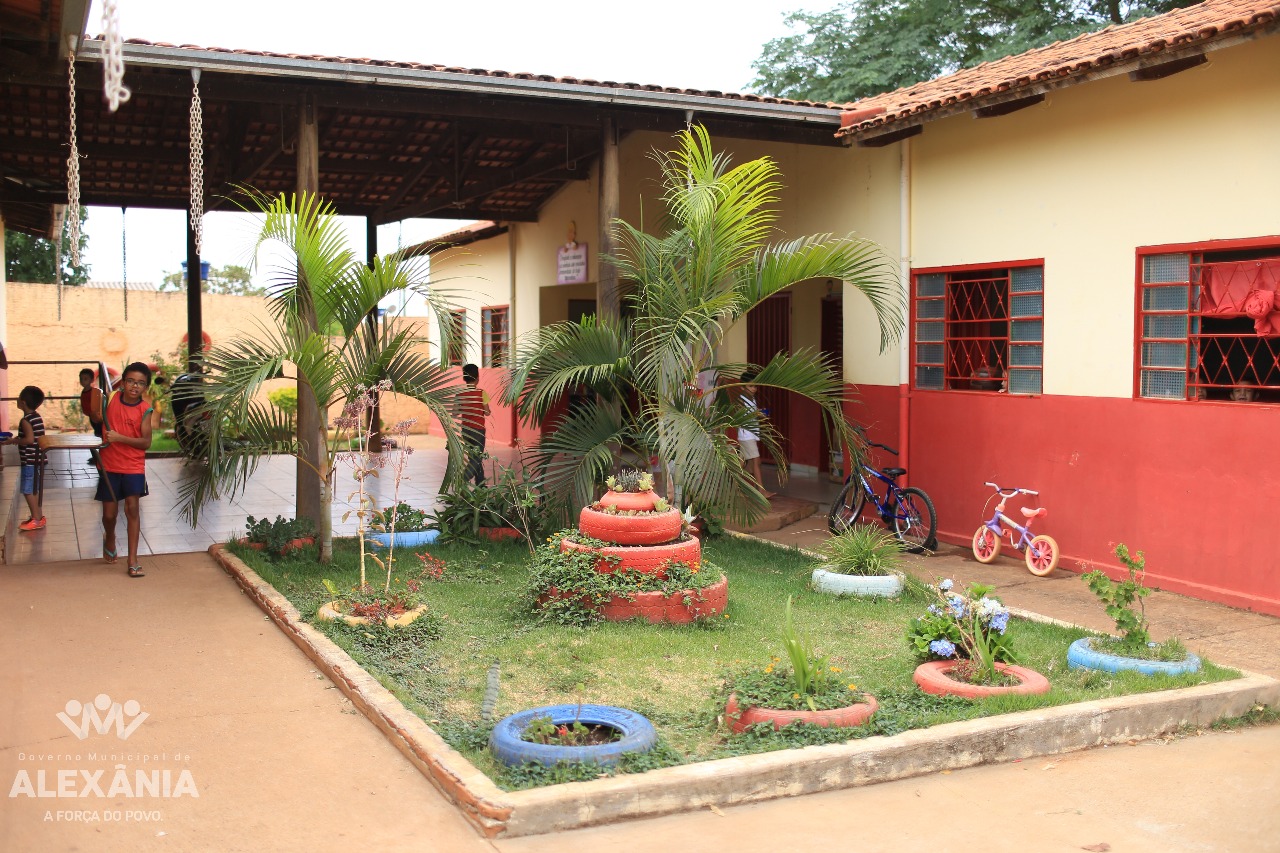 Escola Municipal Laura Barbosa - Trabalhando além da Educação