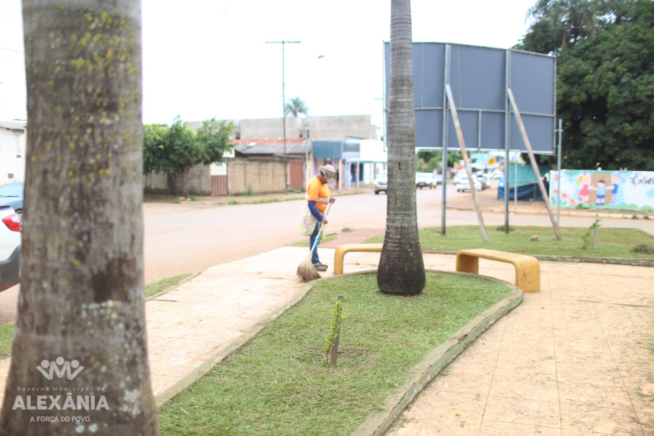 Praça da Prefeitura recebe um trato