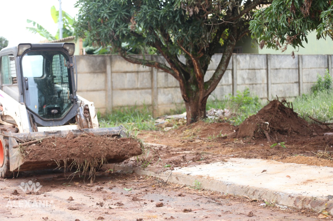 Equipe de Serviços Públicos realiza limpeza no Jardim Esperança