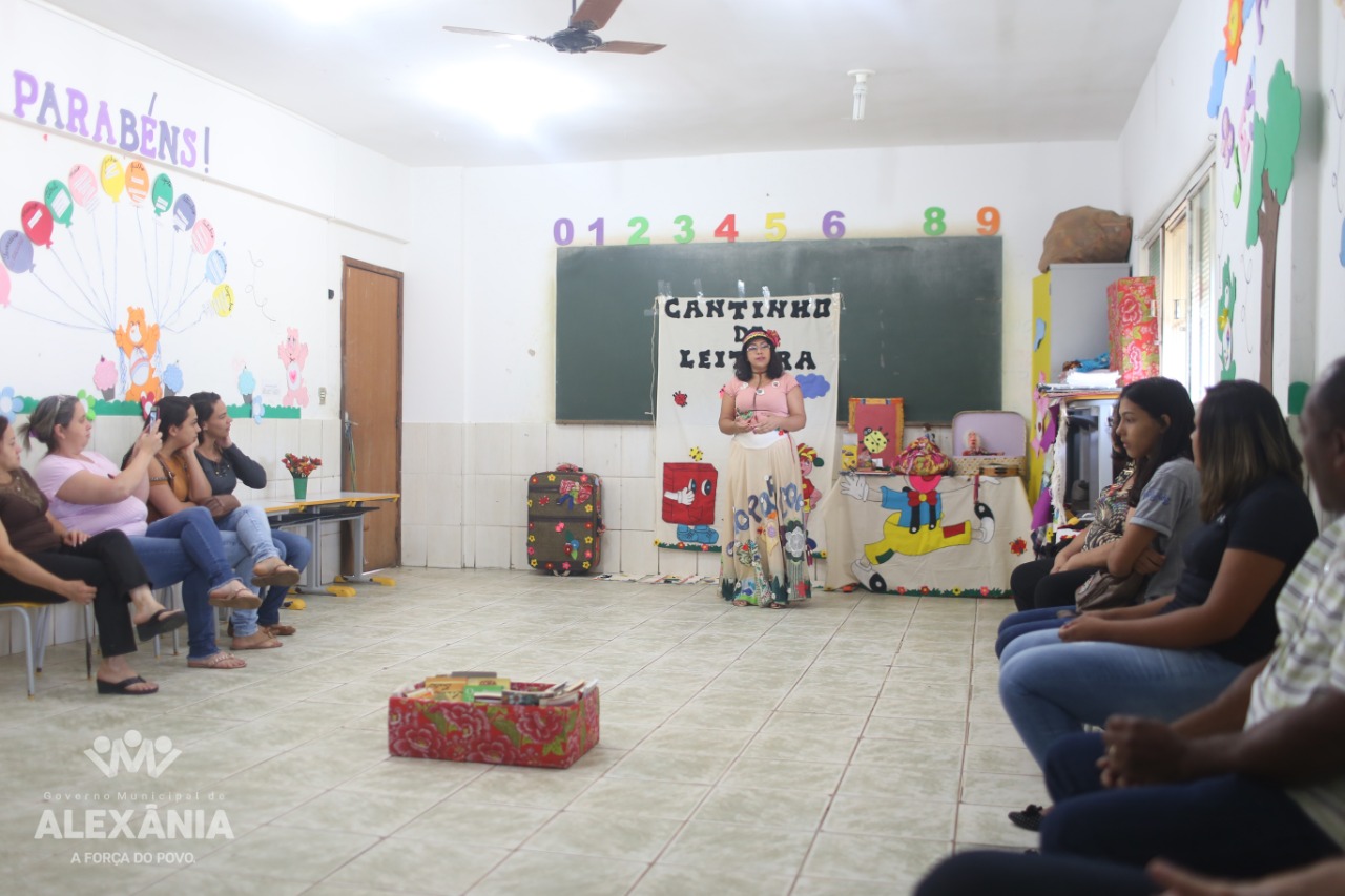 Professores aprendem novas técnicas de ensino em sala de aula