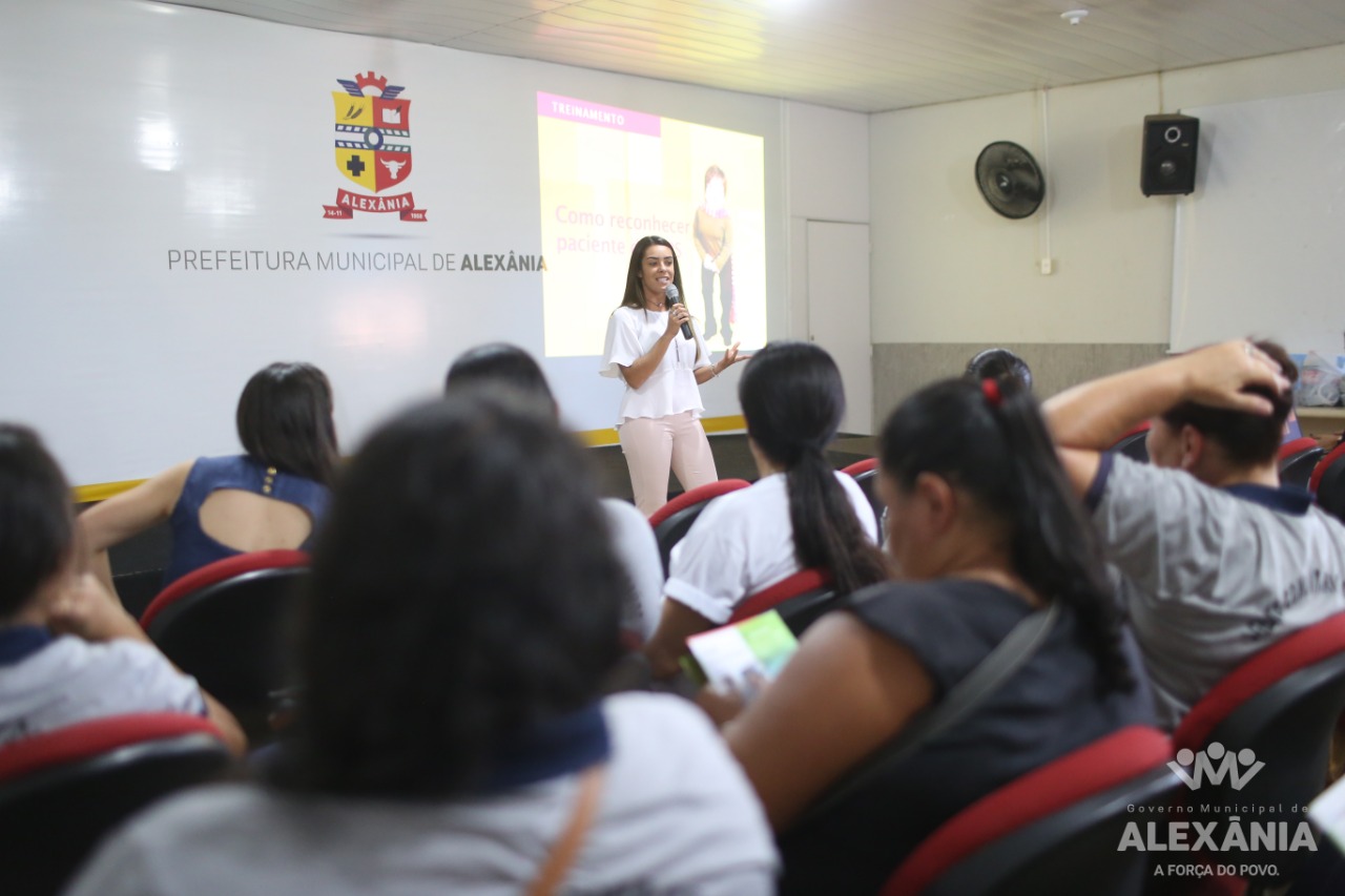 Agentes de Saúde recebem palestra cuidado sobre doenças graves