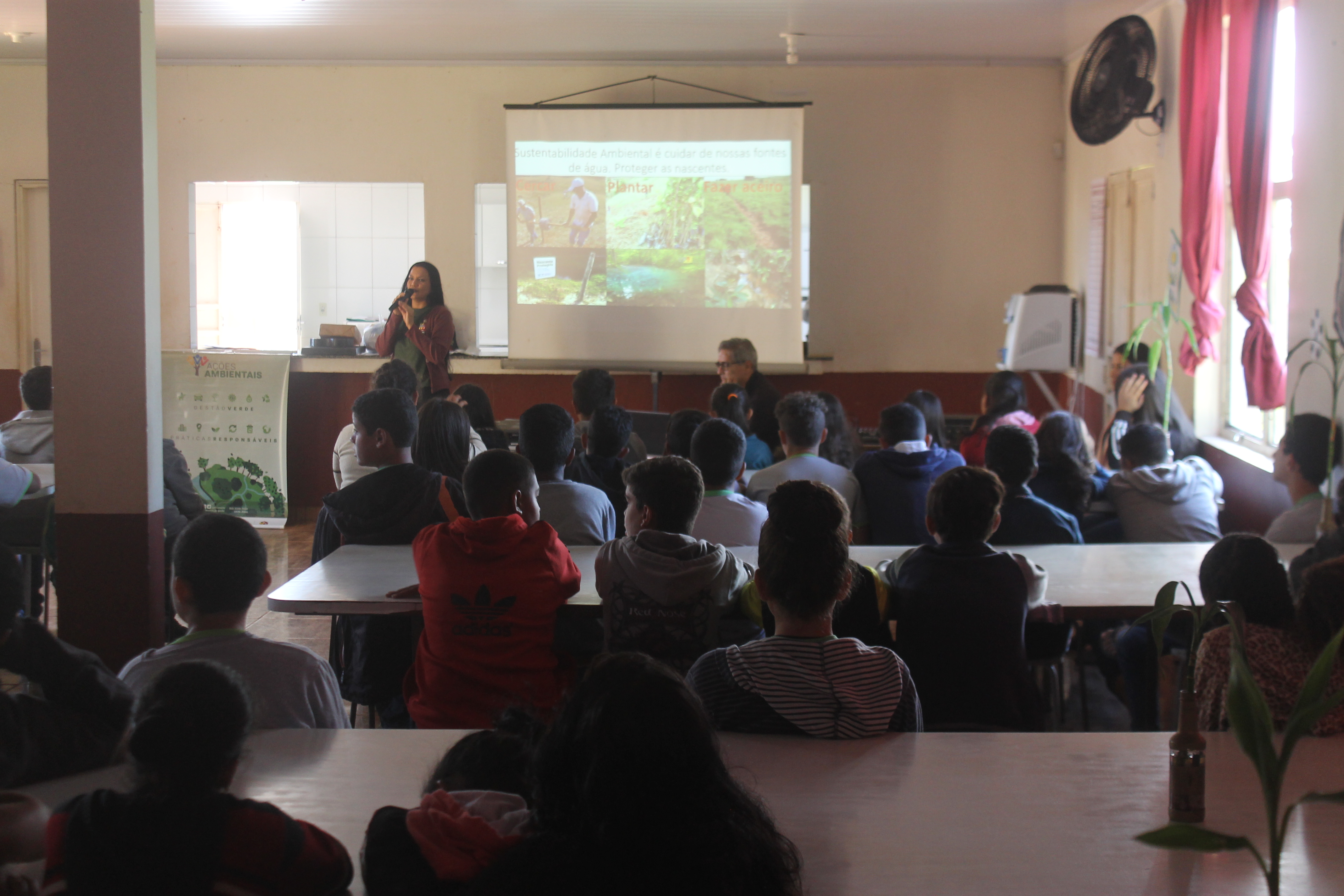 Escola recebe palestra para  relembrar do Dia do Mundial do Meio Ambiente