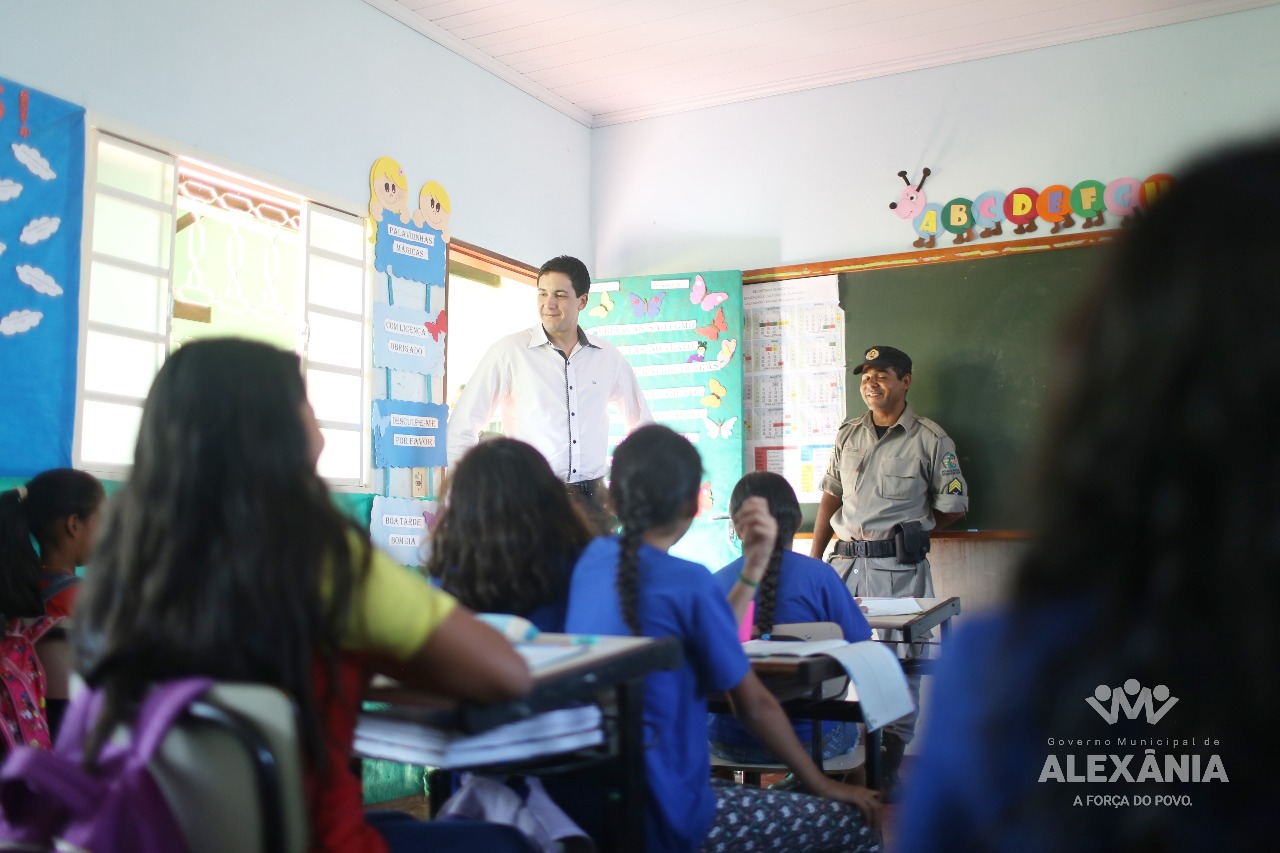 Prefeito visita novamente escola Geminiano Ferreira de Queiroz, em Olhos d'Água