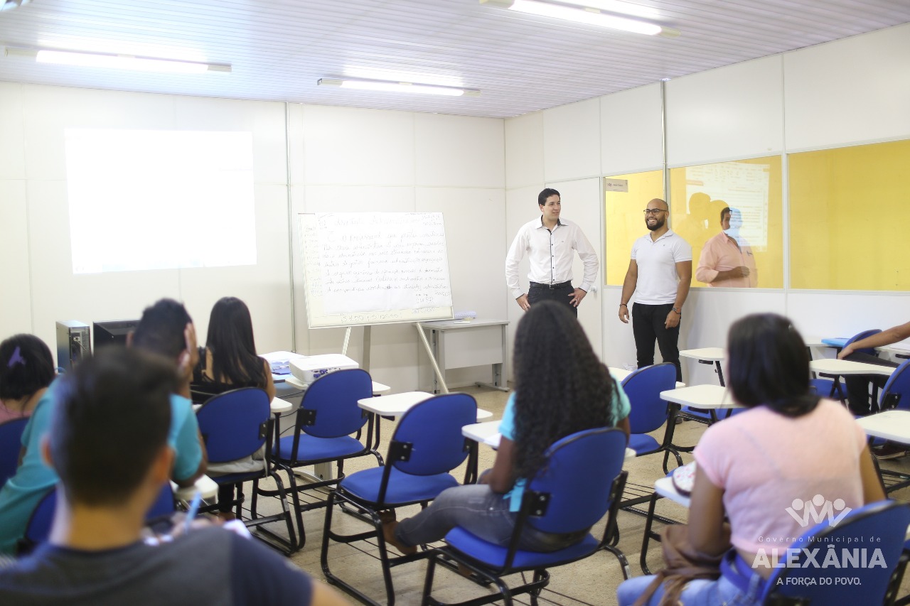 Prefeito visita SMDE e acompanha cursos oferecidos 